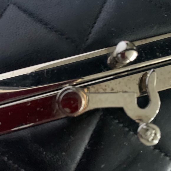 🥳 TODAY!!AUTHENTIC-CHANEL QUILTED LAMB SKIN WITH SILVER HARDWARE BOX VANITY BAG. - Picture 5 of 10